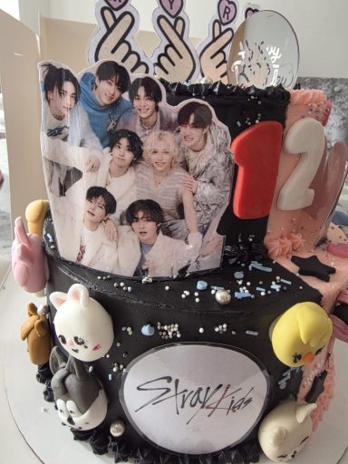 Kpop themed cake side 2